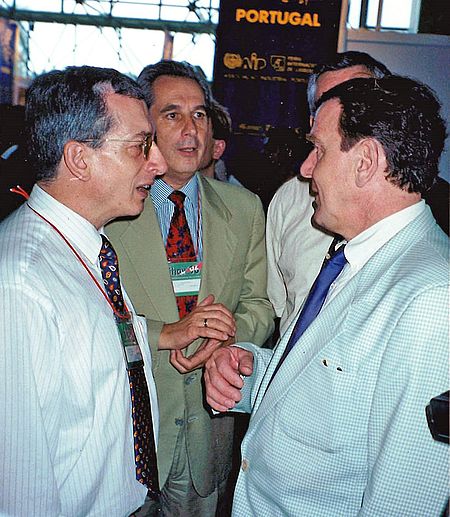 Peter Rösler (links) mit Bundeskanzler a. d. (rechts außen) und Peter Schirrmann auf der internationalen Messe in Havanna, Cuba, 1989. Gerhard Schröder ist zu der Zeit Spitzenkandidat der SPD für das Amt des Ministerpräsidenten Niedersachsens.