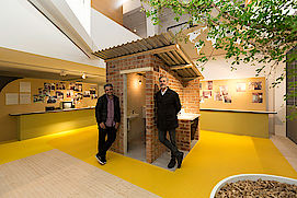 Die chilenischen Architekten Mathias Klotz und Eduardo Ruiz-Risueno vor dem Beispiel einer Badparzelle.