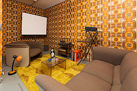 Das Wohnzimmer in der Ausstellung mit der typischen, großflächigen Musterung.