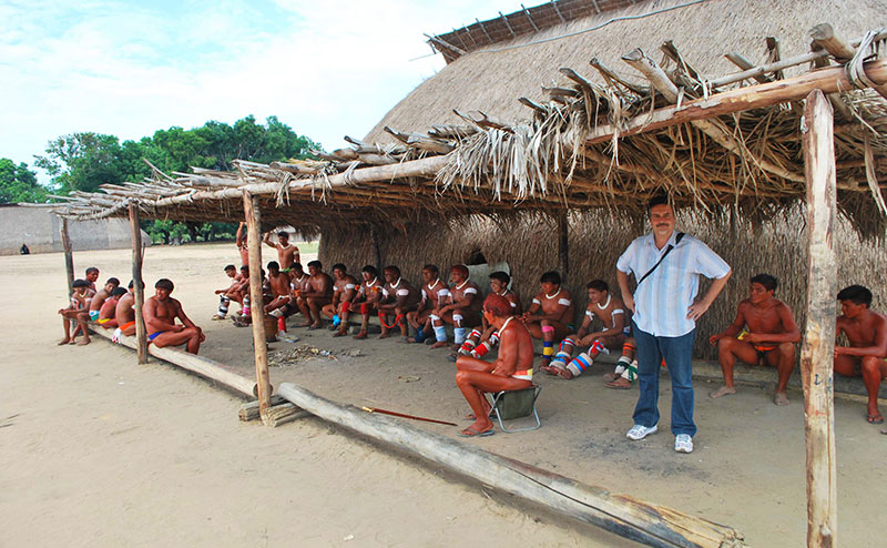 Britaldo Soares-Filho bei dem indigenen Volk der Xingu im Nationalpark Xingu in Brasilien.