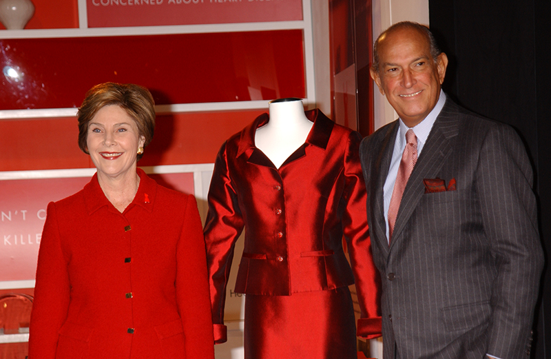 9. Februar 2004 - Heart Truth Campaign Event in den USA. Laura Bush spendet ihr rotes Kleid, das von Oscar de la Renta designed wurde.