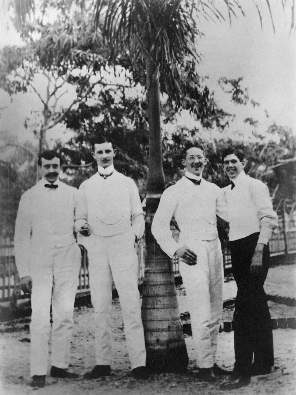 A. Harms u. Carl August Merkel (2. u. 3. von links) mit Geschäftsfreunden in Barranquilla um 1908