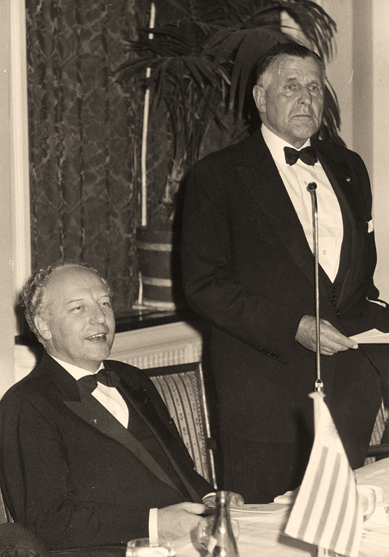 Walter Scheel, Bundespräsident 1974 - 1979 und hier 1966 Bundesminister für wirtschaftliche Zusammenarbeit (im Bild links)