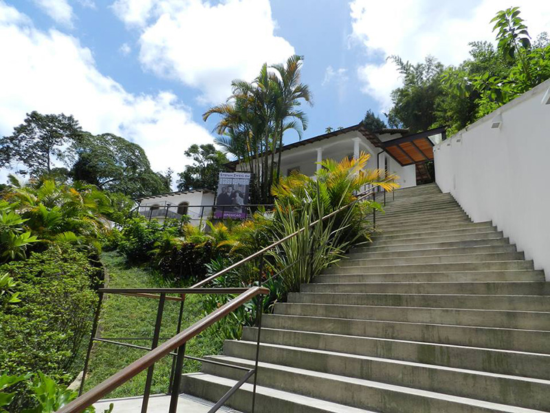 Die letzte Station der Odyssee des Ehepaares Zweig. Das renovierte Wohnhaus des Schriftstellers in Petrópolis ist heute ein Museum mit persönlichen Gegenständen, Fotos und Dokumenten, die die Erinnerung an Stefan Zweig pflegen.