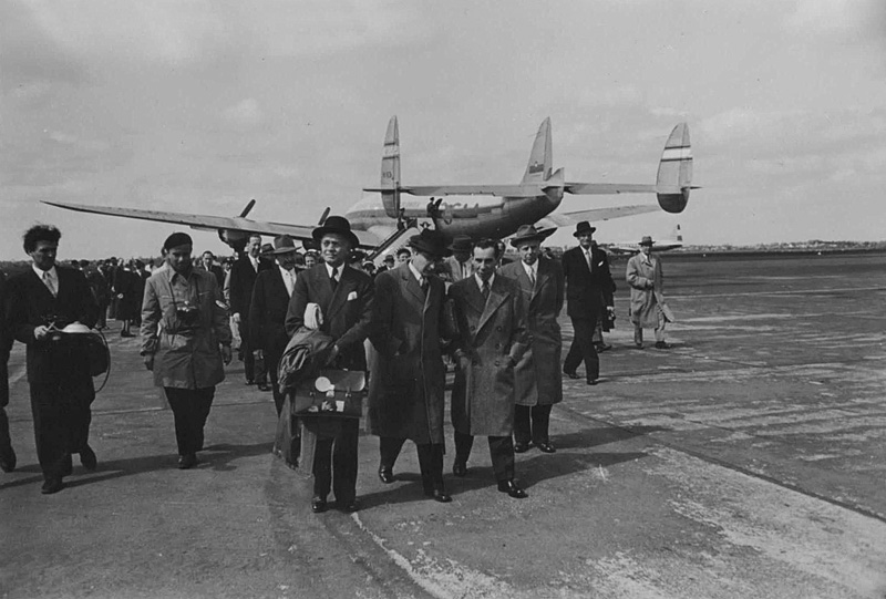 Kolumbianische Wirtschaftsdelegation trifft auf dem Hamburger Flugplatz ein. Ein Sonderflug der Avianca brachte die Gäste mit der damals modernsten "Constellation" zu einer Informationsreise durch die Bundesrepublik.