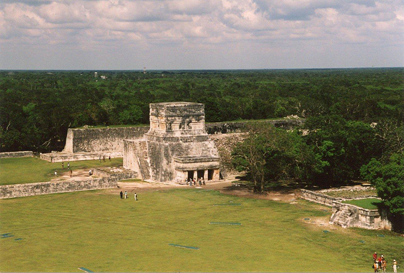 Juego de Pelota - Der große Ballsportplatz mit Jaguartempel in Chichén Itzá Mexico 2002