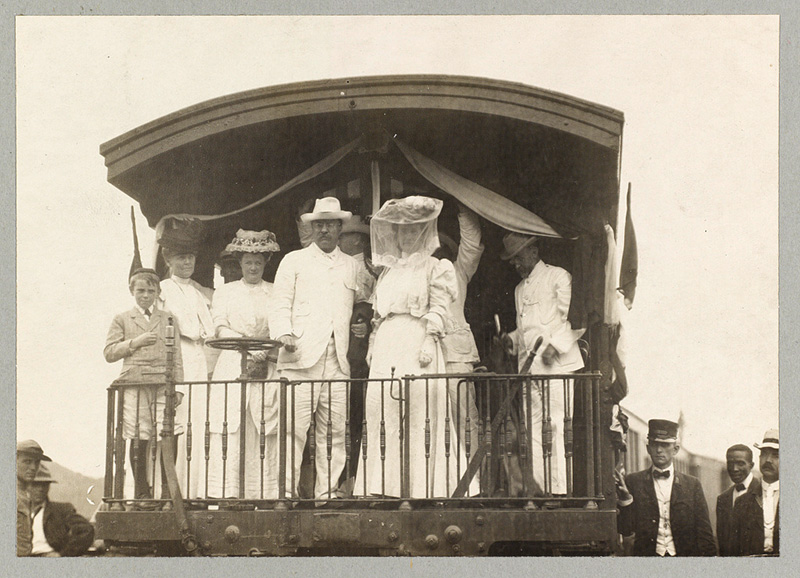 Theodore Roosevelt mit seiner Frau (Mitte) und anderen auf einem Zug bei der Inspektion des 13 km langen „Culebra Cuts“ (Culebra- oder Gaillard-Durchstich), Panama-Kanal 1906
